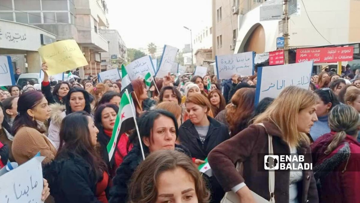 معلمون يعتصمون أمام مديرية تربية طرطوس ضد قرارات النقل - 1 شباط 2026 (عنب بلدي)