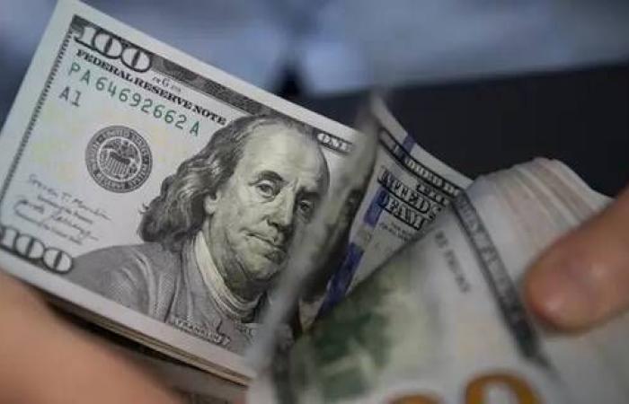 الدولار
      يهبط
      لأدنى
      مستوى
      أمام
      اليورور
      والاسترليني
      في
      2024