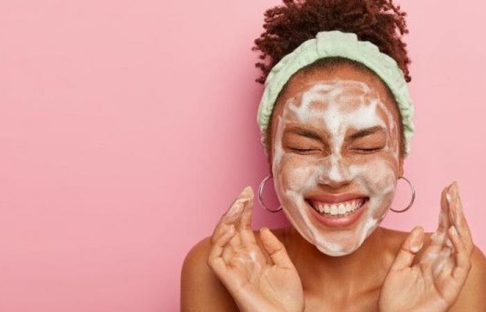 9
      نصائح
      أساسية
      للعناية
      بالبشرة
      لمظهر
      متألق
      كالمشاهير