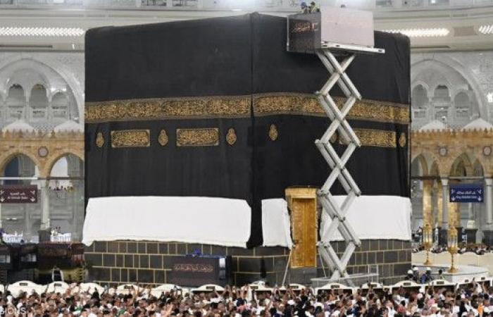 استبدال
      كسوة
      الكعبة
      مع
      بداية
      العام
      الهجري
      الجديد
      (صور+فيديو)