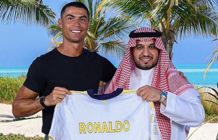 رونالدو
      يمدد
      عقده
      مع
      النصر
      السعودي
      حتى
      2027