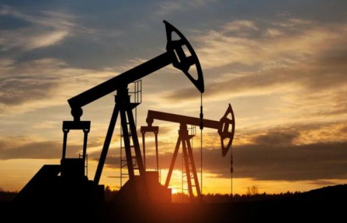 أسعار
      النفط
      تقفز10%
      بعد
      الضربات
      الإسرائيلية
      على
      إيران