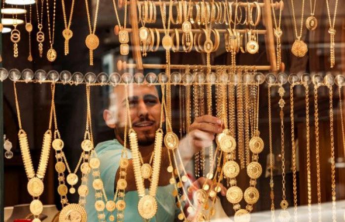 أسعار
      الذهب
      تهبط
      إلى
      أدنى
      مستوياتها
      بعد
      إعلان
      وقف
      إطلاق
      النار
      بين
      إيران
      وإسرائيل