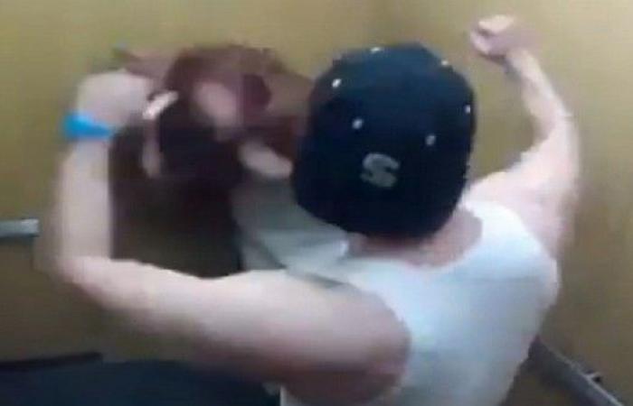 بالفيديو..
      أرادت
      أن
      تخيفه
      فركلها
      حتى
      فقدت
      الوعي