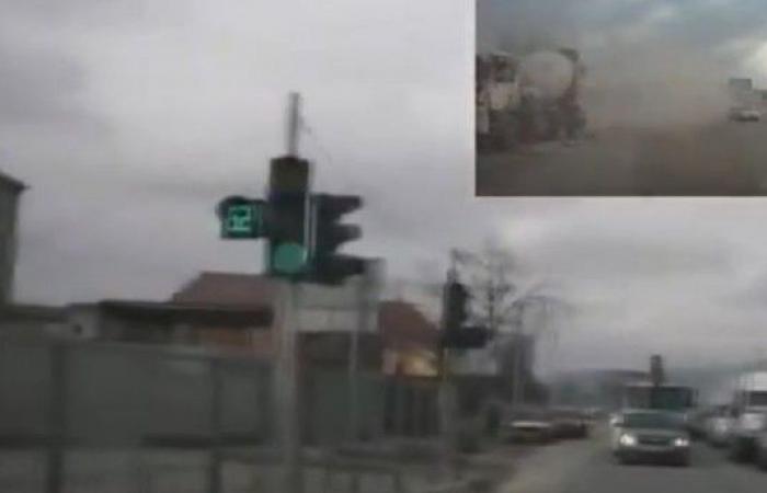 شاهد..
      شاحنة
      كبيرة
      مسرعة
      كادت
      أن
      تتسبب
      في
      كارثة