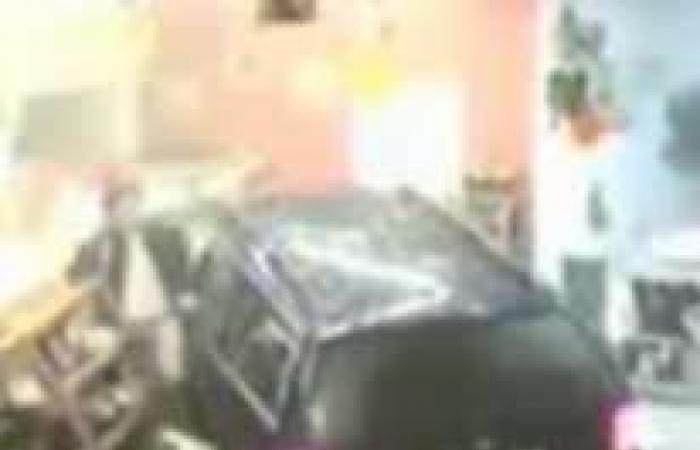 شاهد
      لحظة
      إقتحام
      سيارة
      لمحل
      تجاري