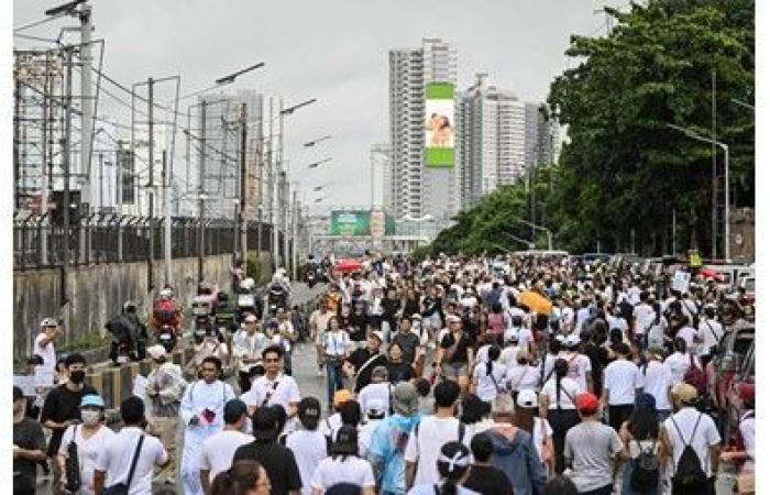 الفلبين:
اعتقالات
أثناء
تظاهرات
ضد
الفساد
والقصر
الرئاسي
ينفي
وجود
اضطرابات
داخل
الجيش