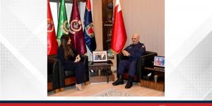 رئيس
      الشرطة
      يستقبل
      الرئيس
      التنفيذي
      لهيئة
      البحرين
      للسياحة
      والمعارض