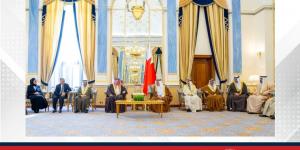 سمو ولي العهد رئيس مجلس الوزراء: من منطلق التعاون البنّاء مع السلطة التشريعية قرر مجلس الوزراء عدم تغيير تعرفة الشريحة الأولى والثانية للكهرباء والماء للمواطنين في المسكن الأول وإرجاء تطوير آليات دعم الكهرباء والماء بالمسكن الأول للمزيد من الدراسة