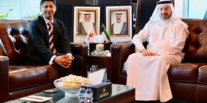 رئيس الطيران المدني يبحث مع السفير البريطاني تعزيز التعاون بين البلدين في مجال النقل الجوي