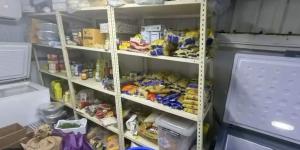 مطبخ مركزي مخالف داخل عقار سكني.. وعمال دون شهادات صحية