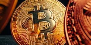 سعر البيتكوين ينخفض دون 63 ألف دولار