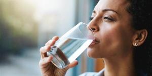 معهد التغذية: شرب المياه يوميًا ضرورة للحفاظ على صحة الجسم وكفاءة أعضائه