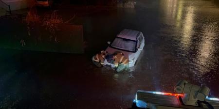 قوّة الإطفاء العام تعاملت مع عدة بلاغات خلال فترة هطول الأمطار في مناطق متفرقة بالبلاد