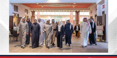 وزير
      الإعلام
      والثقافة
      بدولة
      الكويت
      الشقيقة
      يزور
      سوق
      البراحة