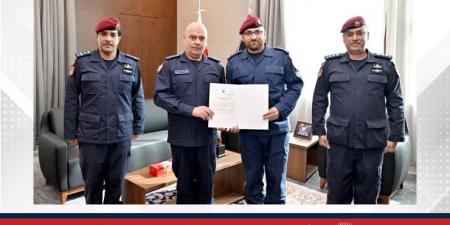 رئيس
      الشرطة
      يكرم
      شرطيين
      تقديرًا
      لقيامهما
      بإنقاذ
      طفلة
      تعرضت
      للغرق