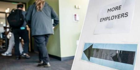 نمو سوق العمل الأمريكي يتجاوز التوقعات وانخفاض البطالة إلى 4.3%