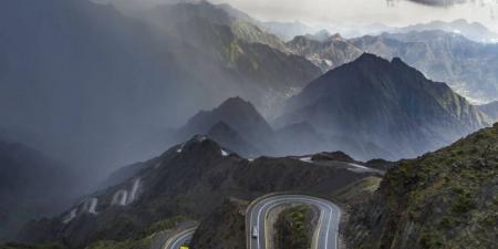 عسير في العيد.. مغامرات وتجارب مختلفة بين الجبال والضباب