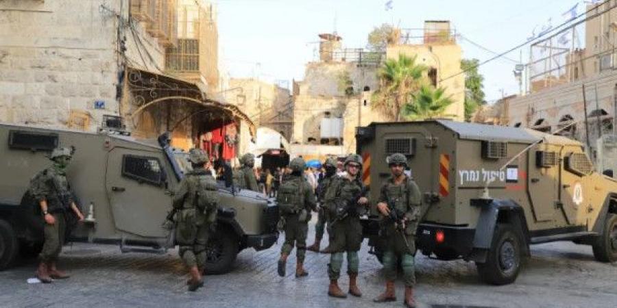 الاحتلال يحتجز عشرات المواطنين ويستجوبهم ويعتدي عليهم بالضرب في بيت أمر