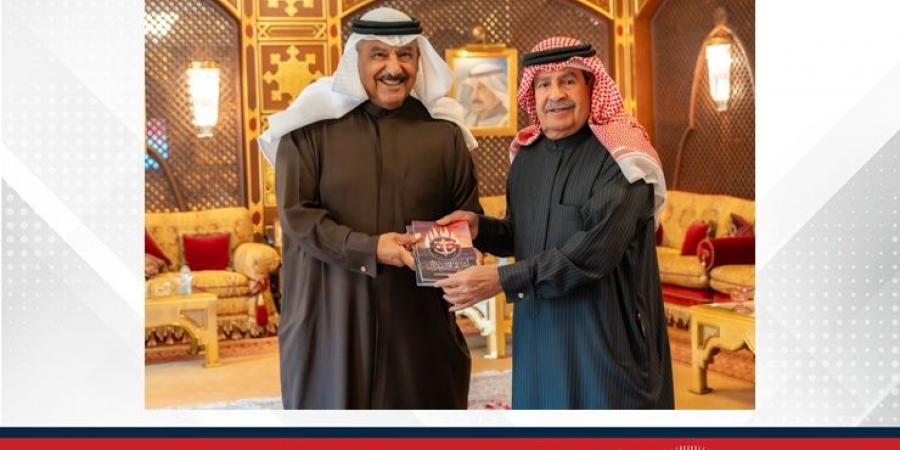 سمو
      الشيخ
      علي
      بن
      خليفة
      آل
      خليفة
      يتسلم
      نسخة
      من
      كتاب
      أشرعة
      الأدميرال