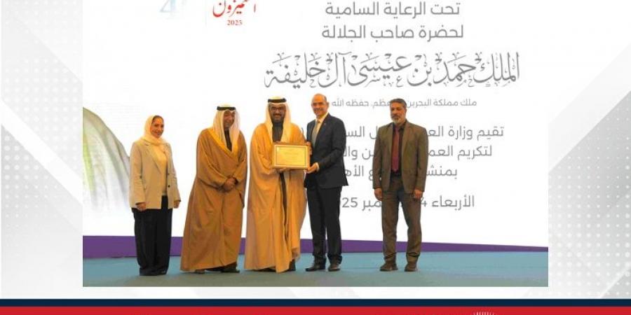 تحت
      رعاية
      جلالة
      الملك
      المعظم..
      وزارة
      العمل
      تقيم
      الحفل
      السنوي
      الـ(40)
      لتكريم
      العمال
      المجدين
      والمتفوقين
      في
      منشآت
      القطاع
      الأهلي