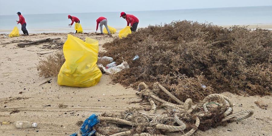 فريق الغوص يرفع 4 أطنان من المخلفات في حملته البيئية بساحل الزور
