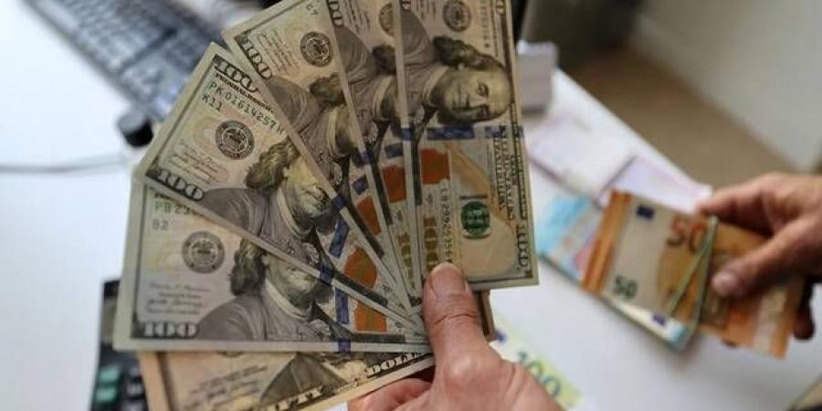 الدولار يتراجع مع عودة موجة بيع الأصول الأمريكية