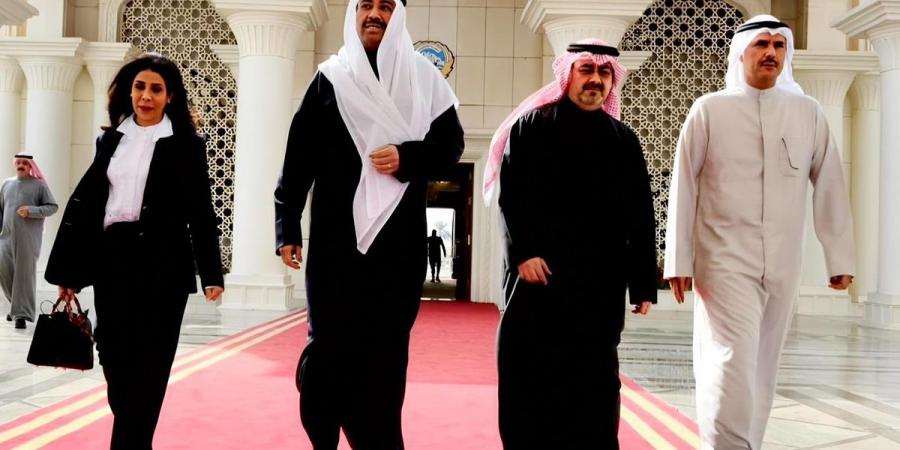 وفد رسمي كويتي برئاسة وزير الدفاع يتوجه إلى الإمارات