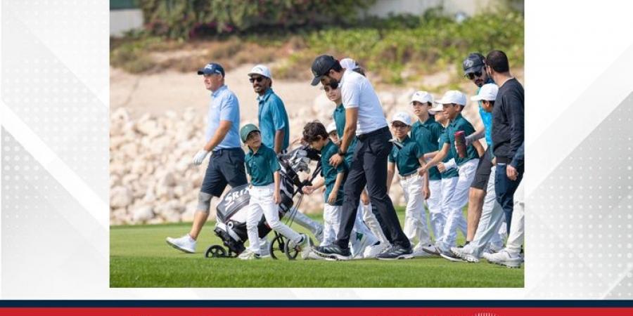 سمو الشيخ ناصر بن حمد آل خليفة يلتقي أطفال أكاديمية سموه للجولف