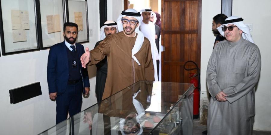 نائب رئيس الوزراء وزير الخارجية الإماراتي يزور كشك الشيخ مبارك