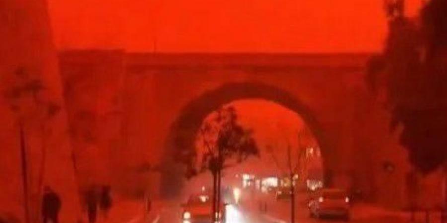 العاصفة الدموية.. ظاهرة مرعبة تلوّن السماء وتثير التساؤلات: هل تصل إلى مصر؟