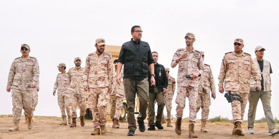 وزير الدفاع يتفقد وحدات الجيش ويشدد على أعلى درجات الجاهزية