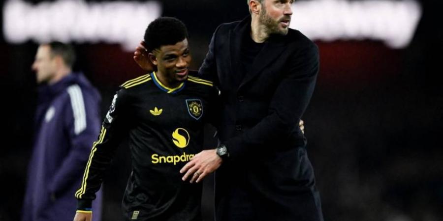 بقاء كاريك مدرباً لمانشستر يونايتد.. وسكولز يحدد هوية الراحلين الـ8