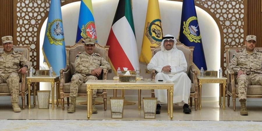 وزير الدفاع: نفخر ونعتز بتفاني وإخلاص رجال القوة البحرية