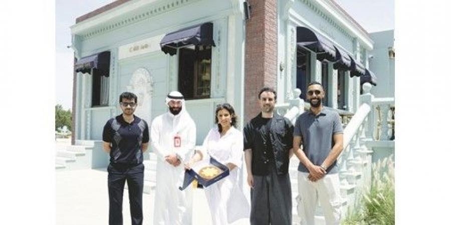 «الخليج» يواصل دعم المشروعات الكويتية ويهدي عملاءه «كيكة العرفج»