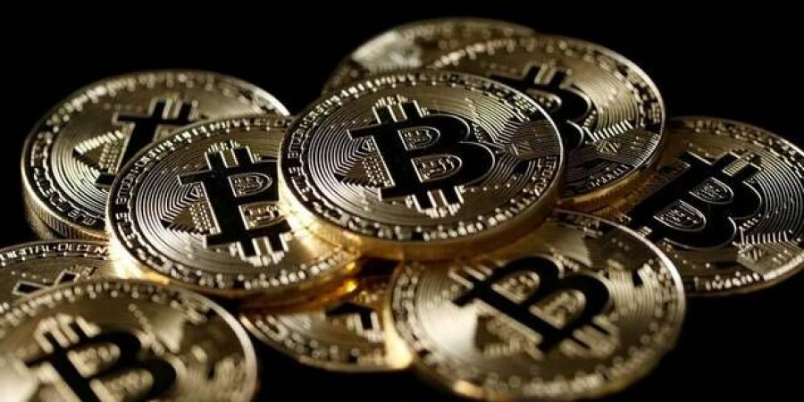 البيتكوين يرتد فوق 63 ألف دولار وسط ضغوط التدفقات الخارجة